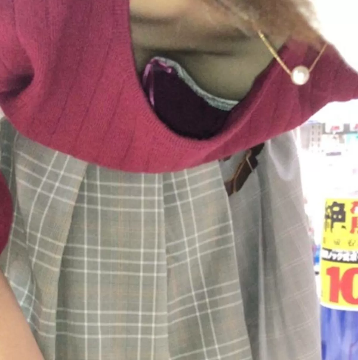 前屈み胸チラエロ画像068