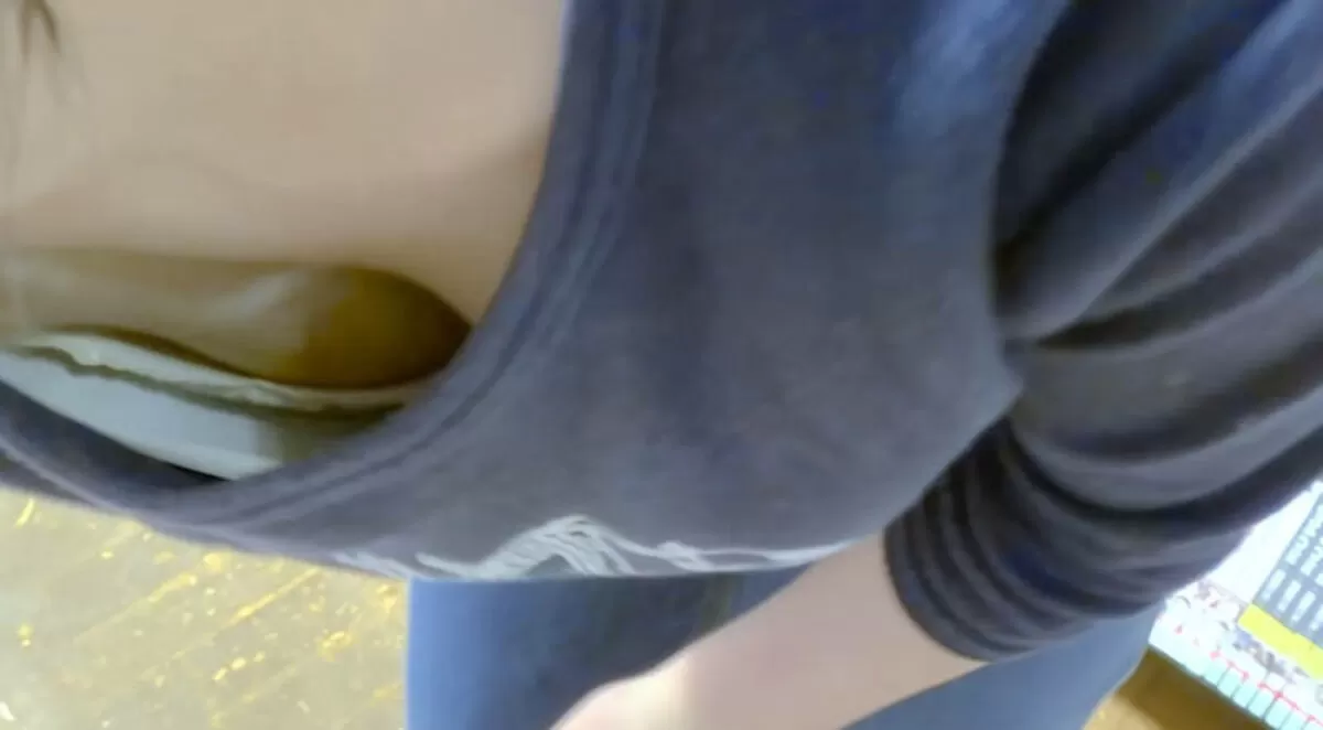 前屈み胸チラエロ画像076