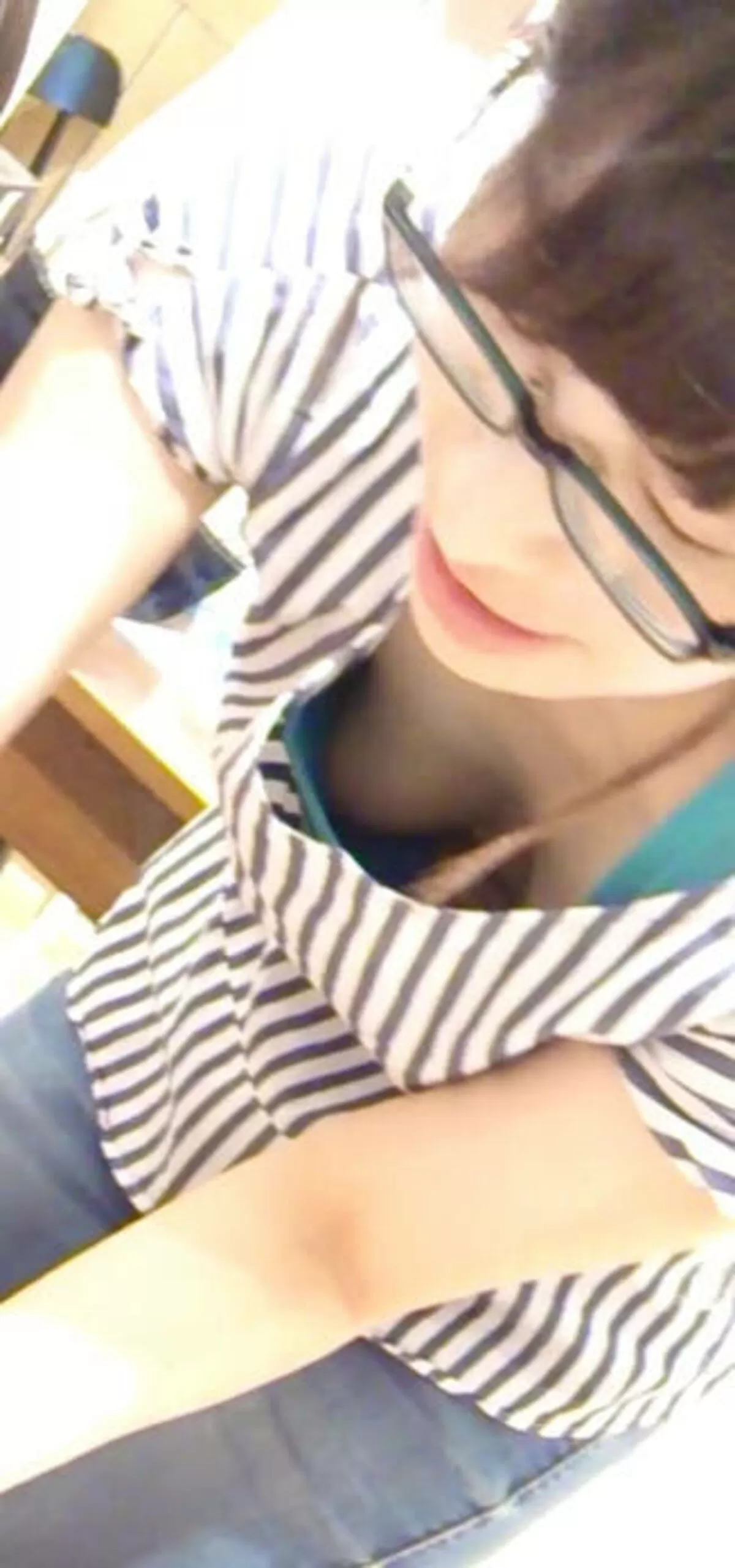 前屈み胸チラエロ画像080