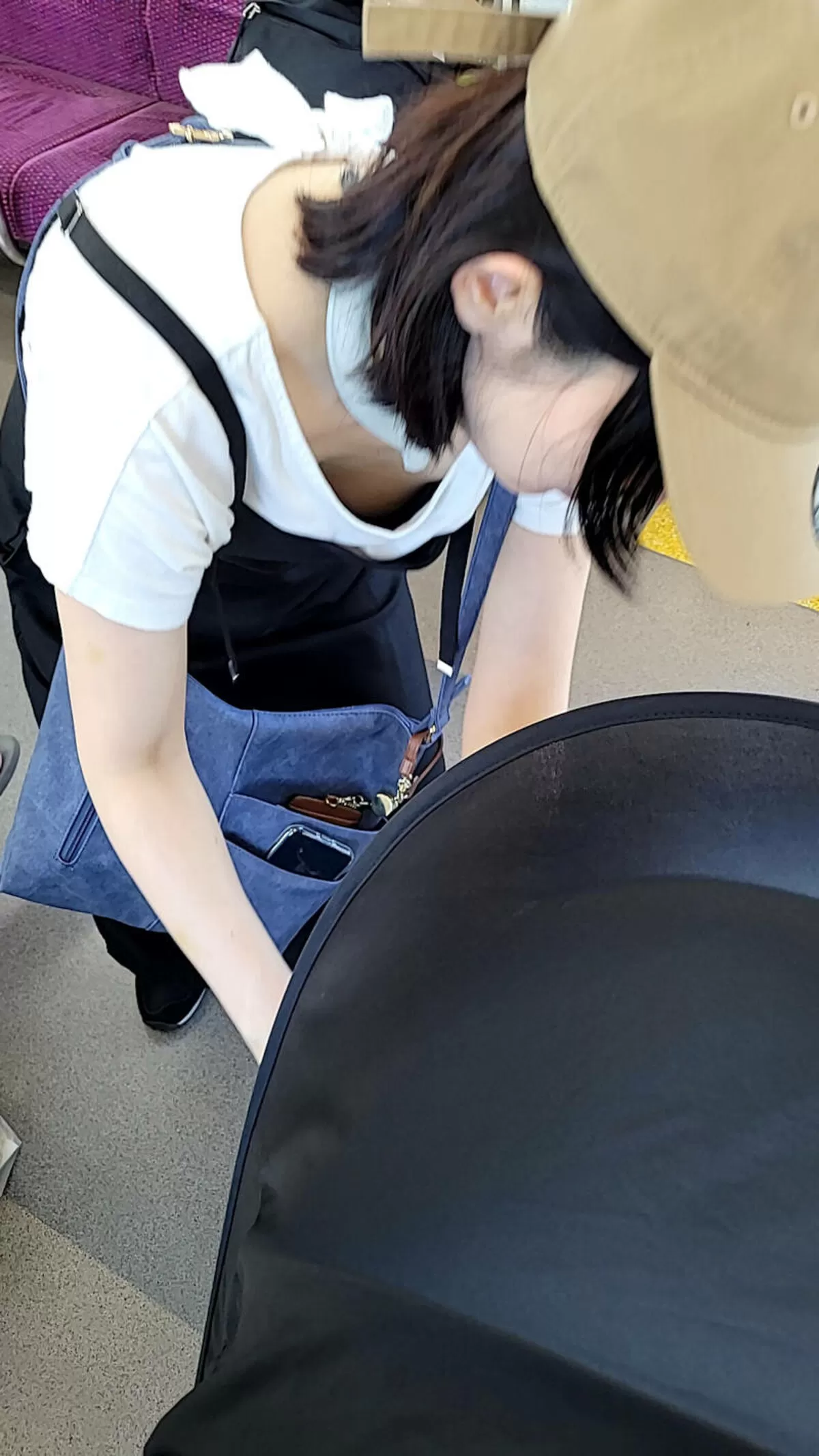 前屈み胸チラエロ画像081