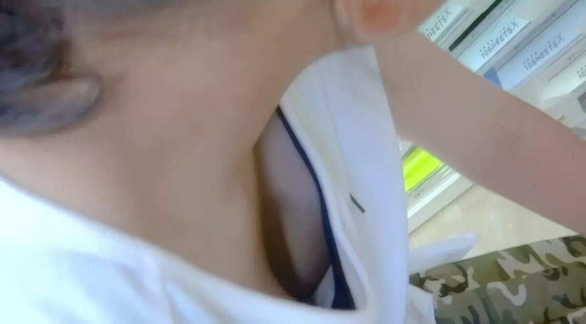 前屈み胸チラエロ画像084