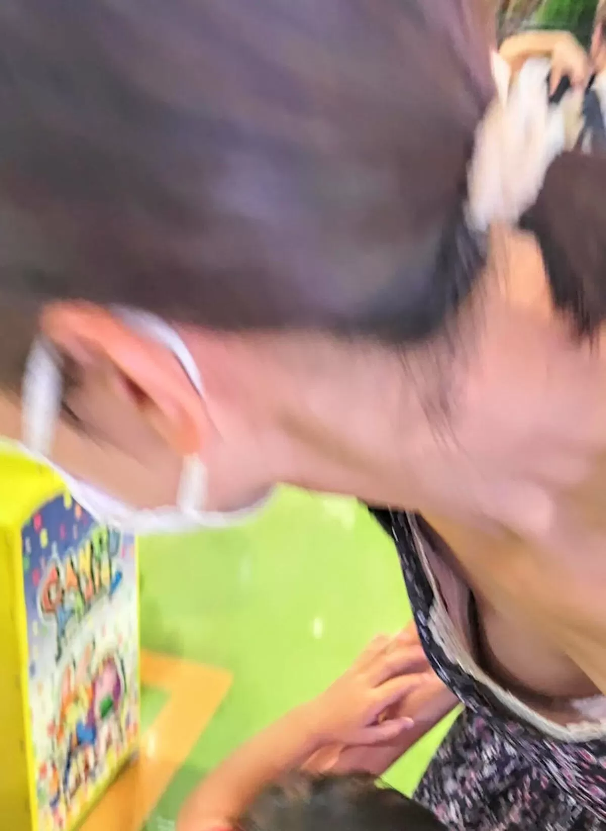 前屈み胸チラエロ画像086