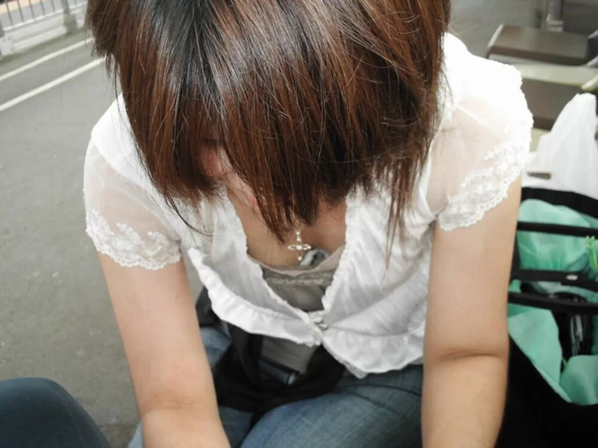 前屈み胸チラエロ画像104