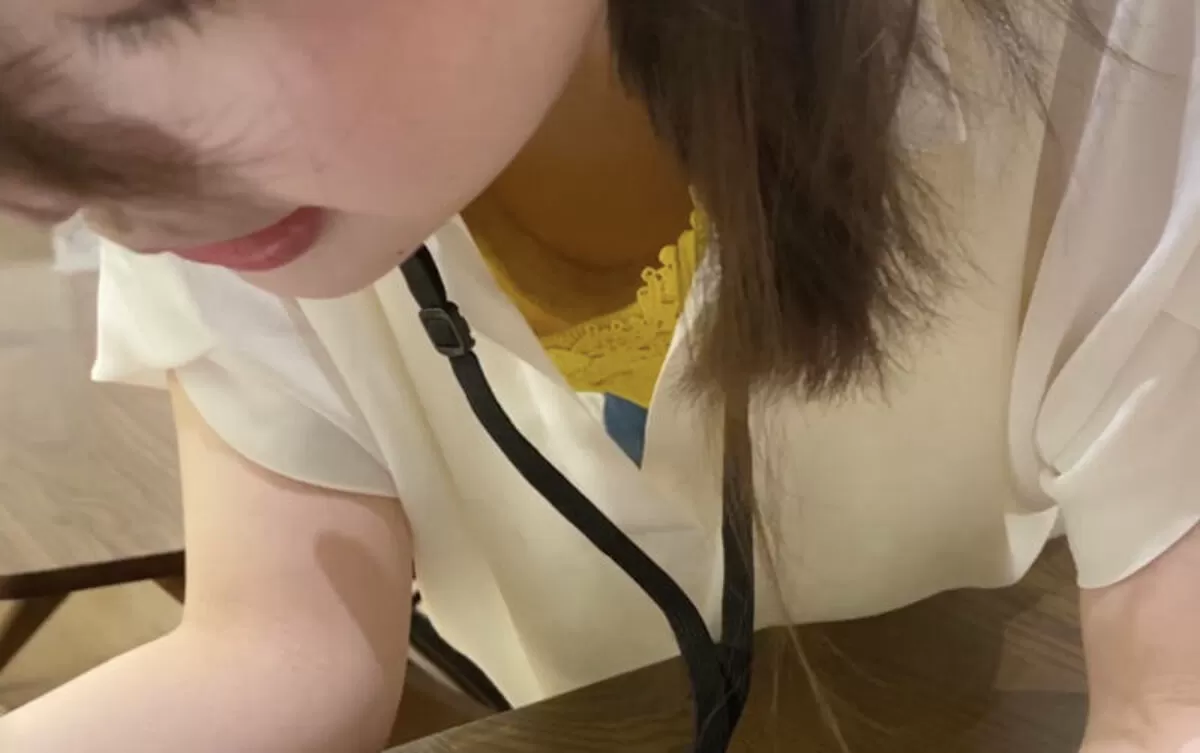 前屈み胸チラエロ画像124