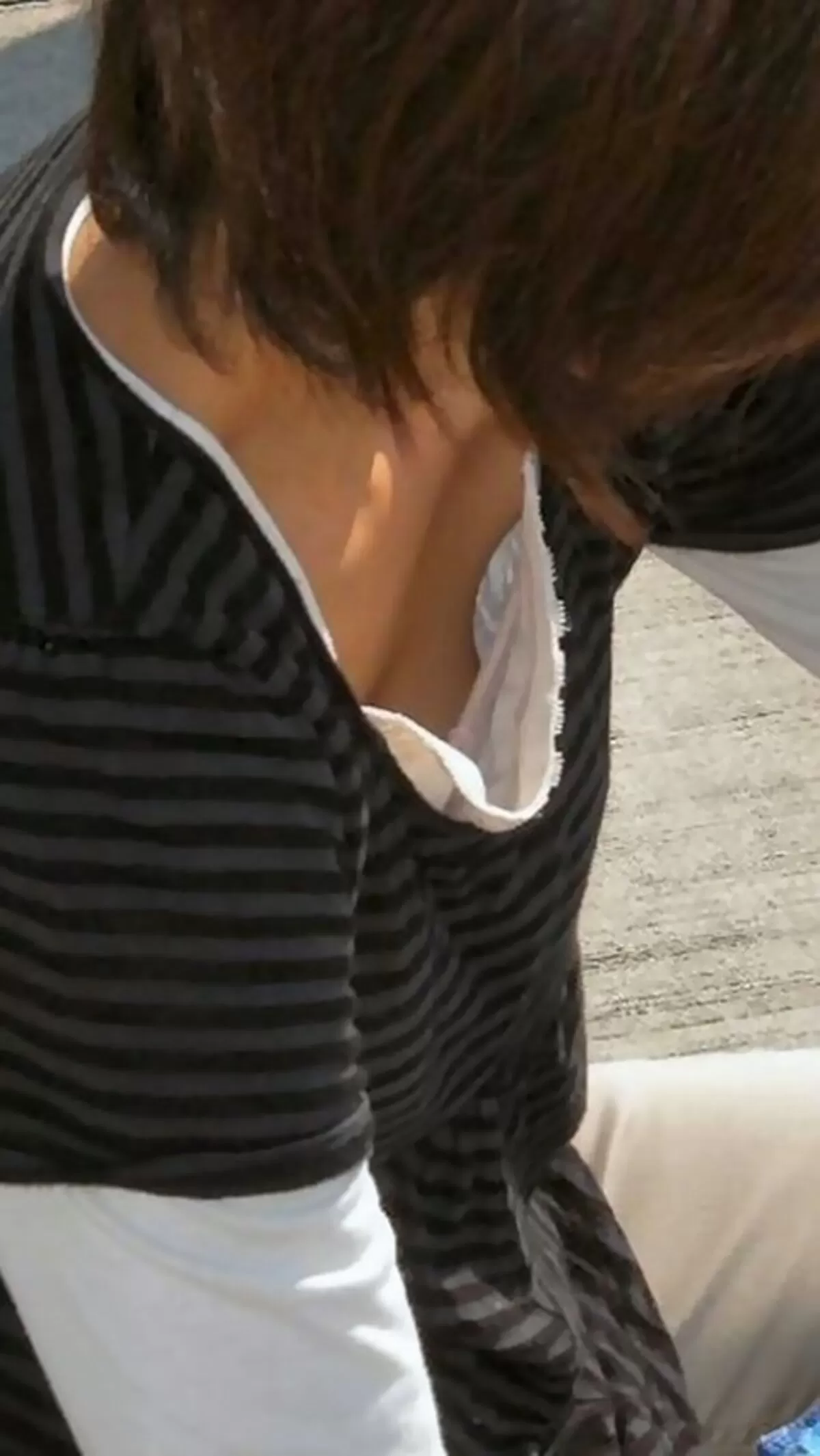 前屈み胸チラエロ画像137