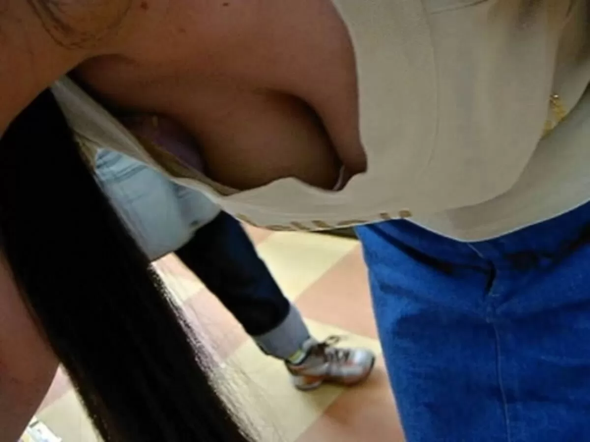 前屈み胸チラエロ画像138