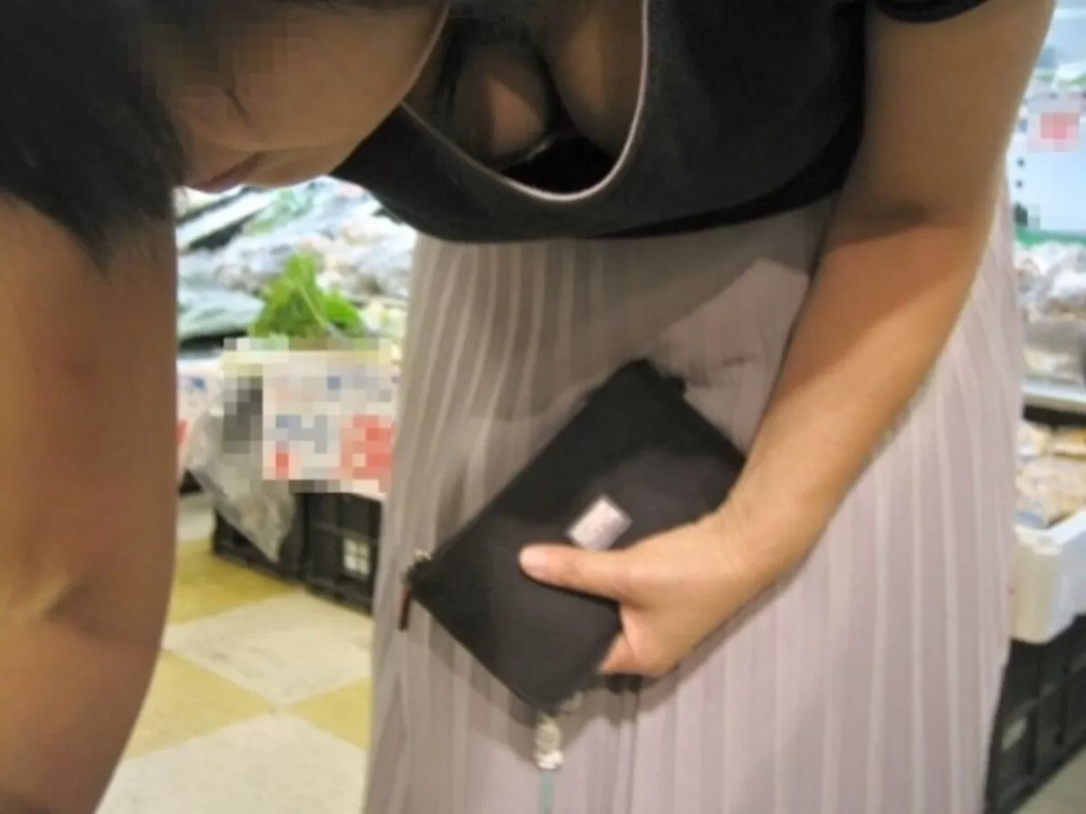 前屈み胸チラエロ画像142