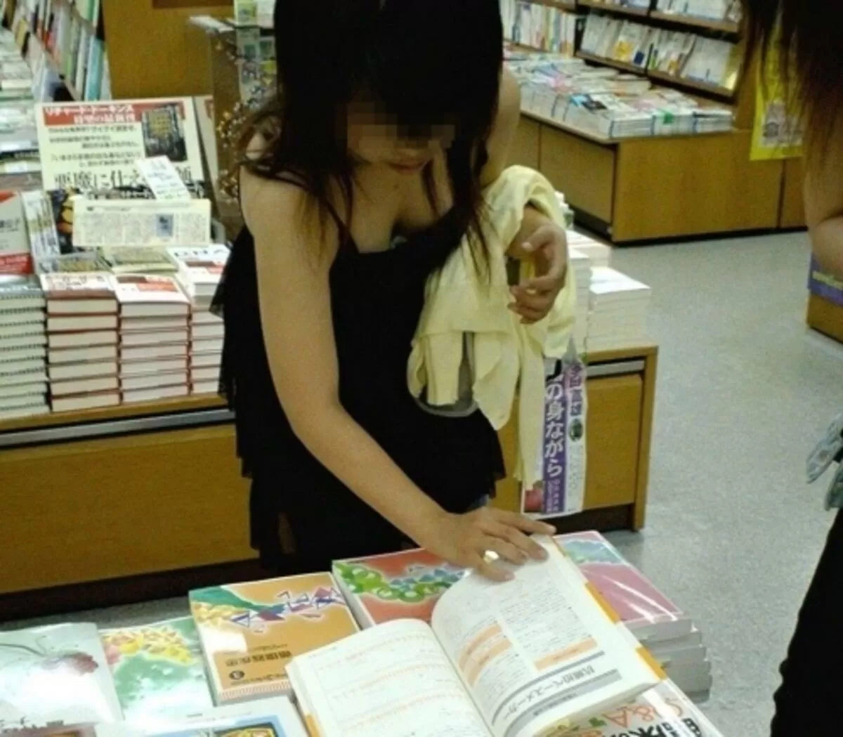 前屈み胸チラエロ画像143