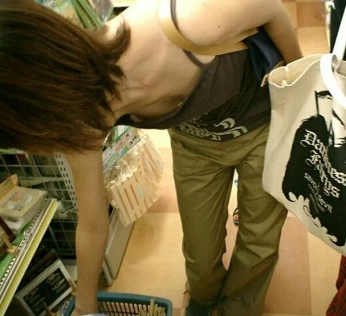 前屈み胸チラエロ画像157