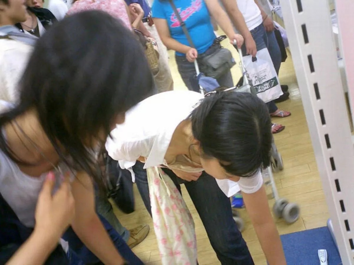 前屈み胸チラエロ画像159