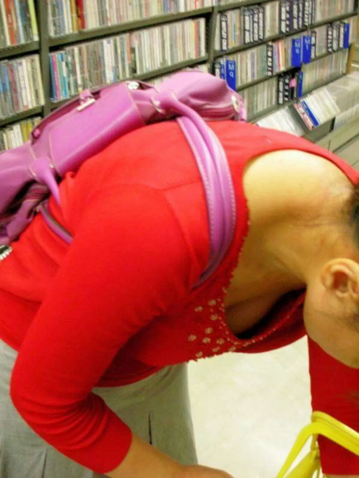 前屈み胸チラエロ画像165