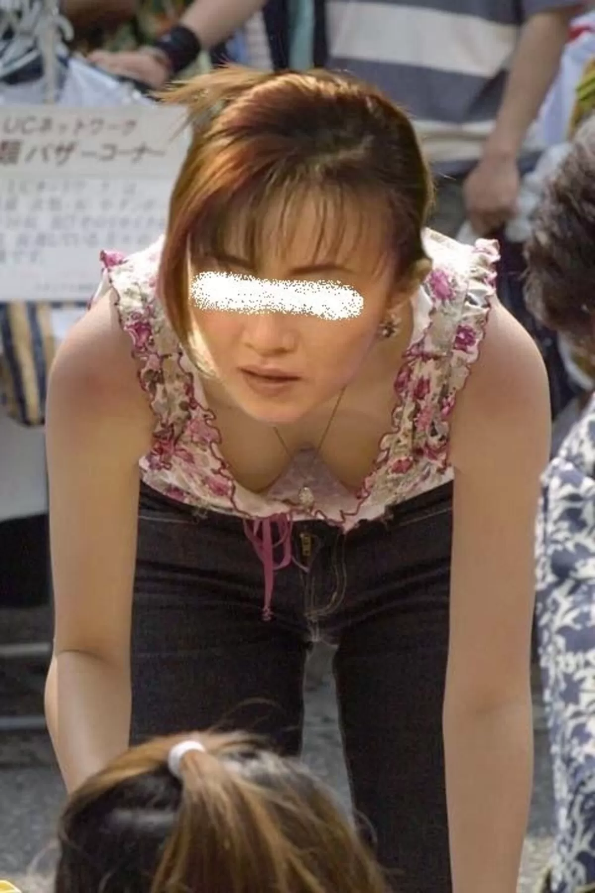 前屈み胸チラエロ画像172