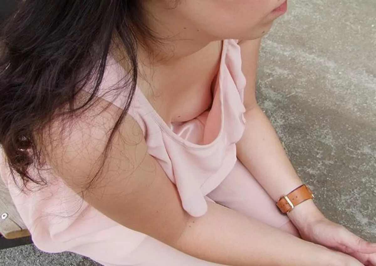 前屈み胸チラエロ画像173