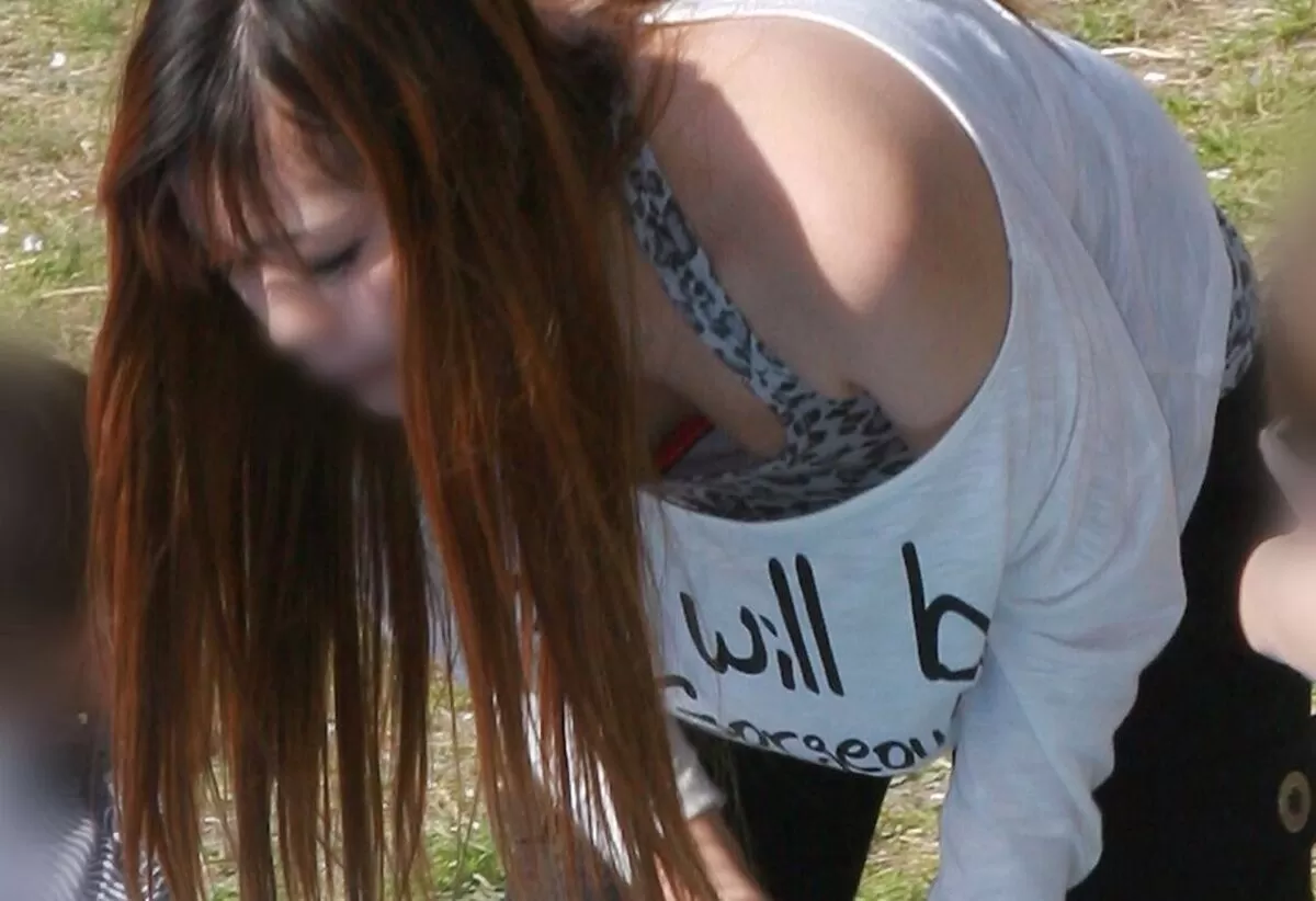 前屈み胸チラエロ画像222