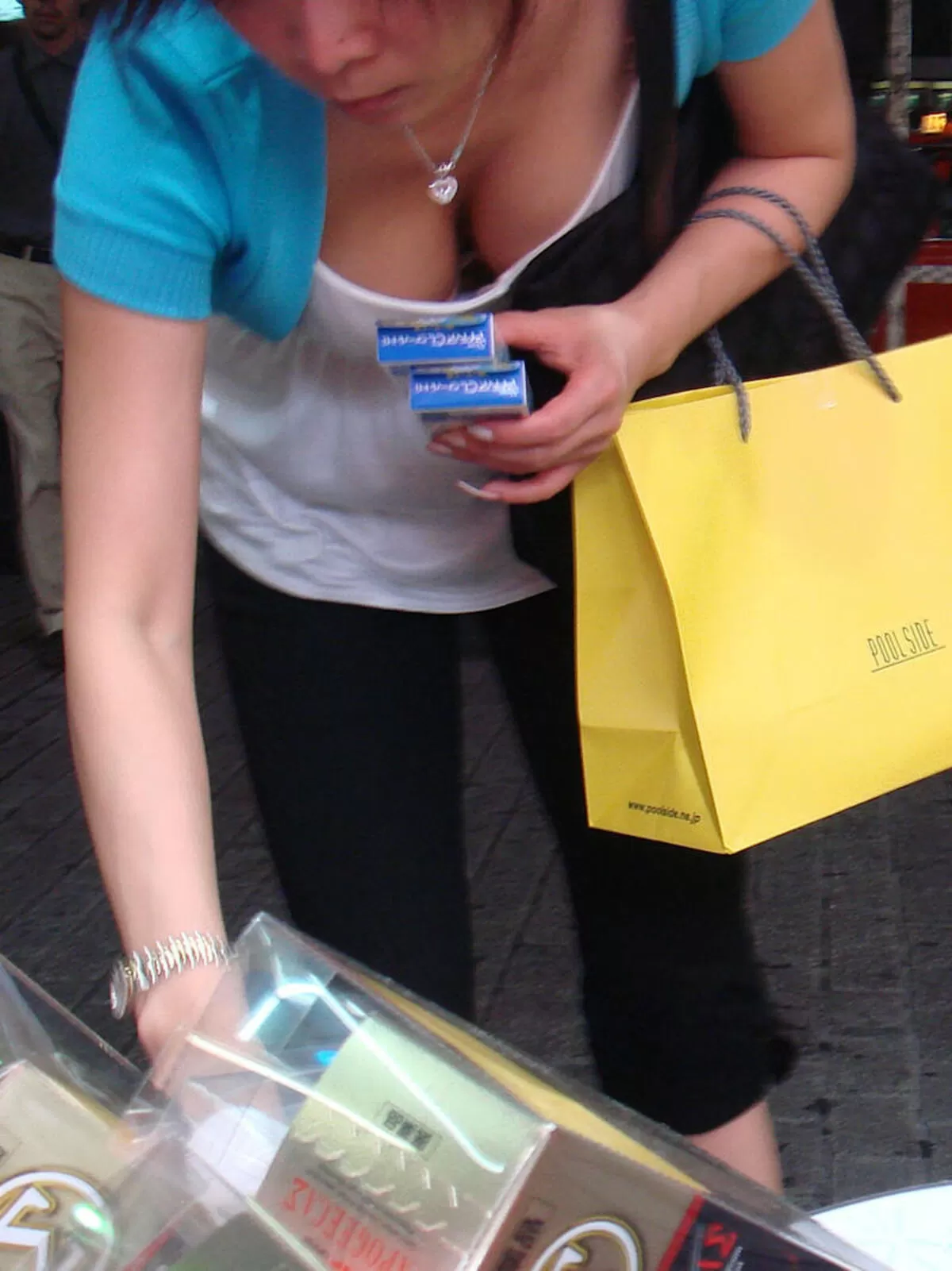 前屈み胸チラエロ画像231