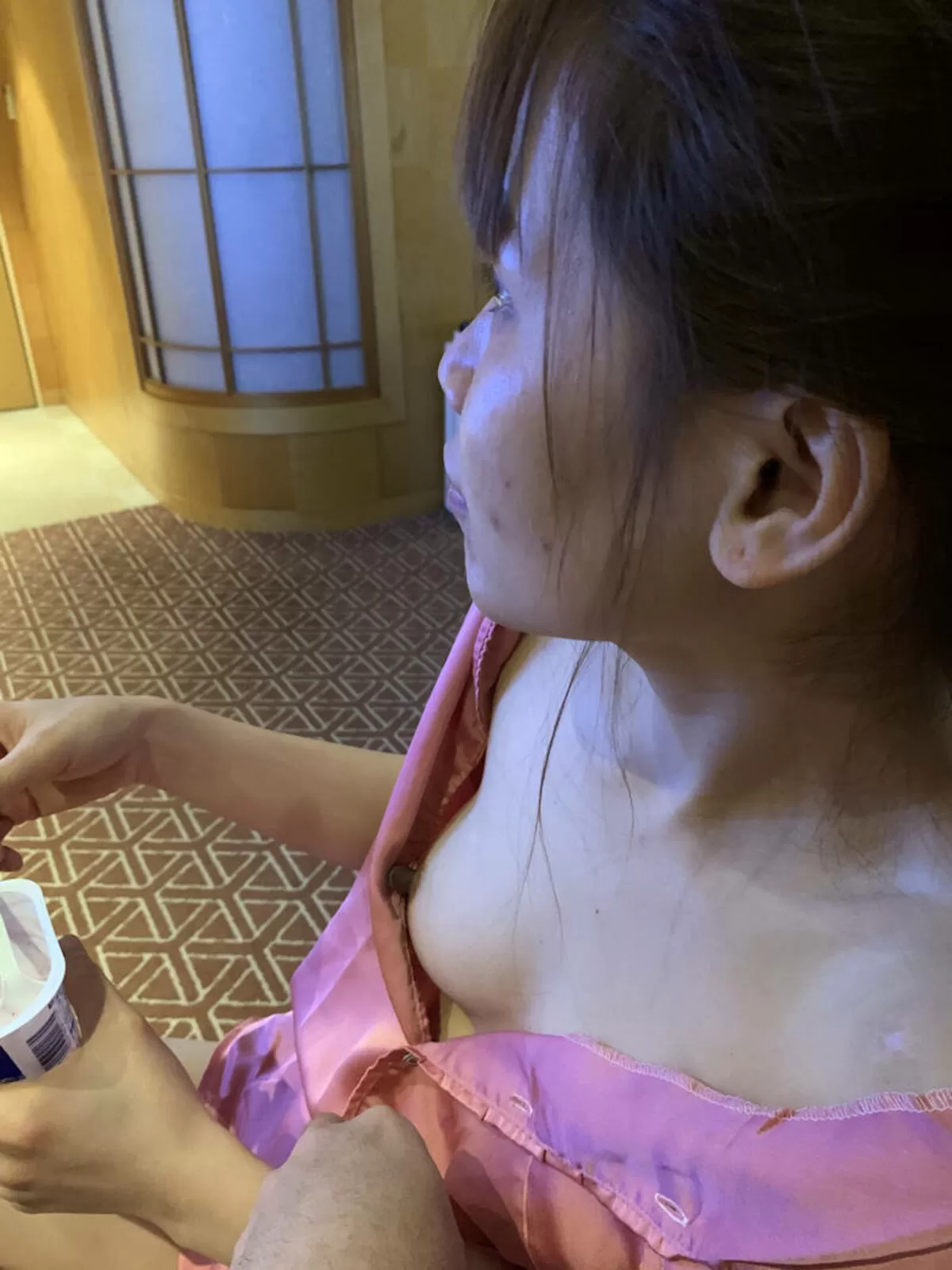 人妻胸チラエロ画像002