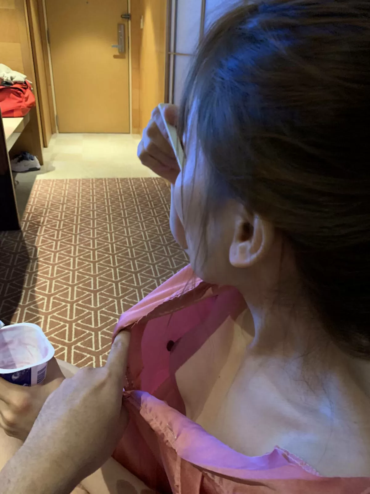 人妻胸チラエロ画像003