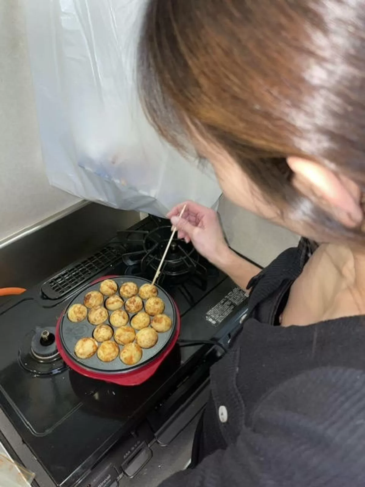 人妻胸チラエロ画像004