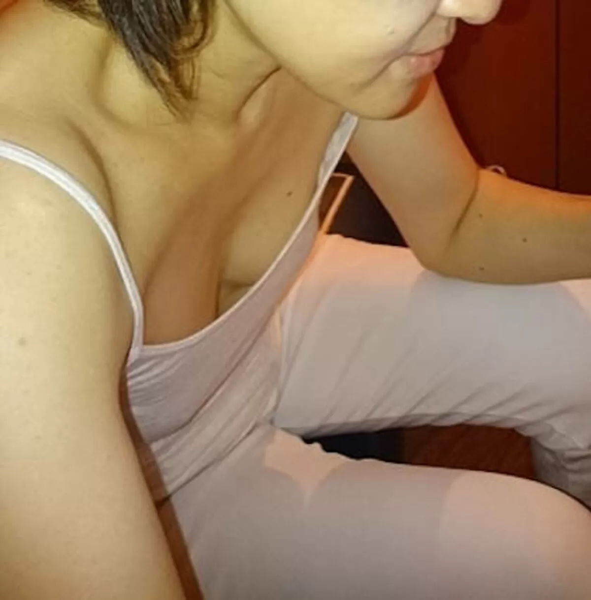 人妻胸チラエロ画像021