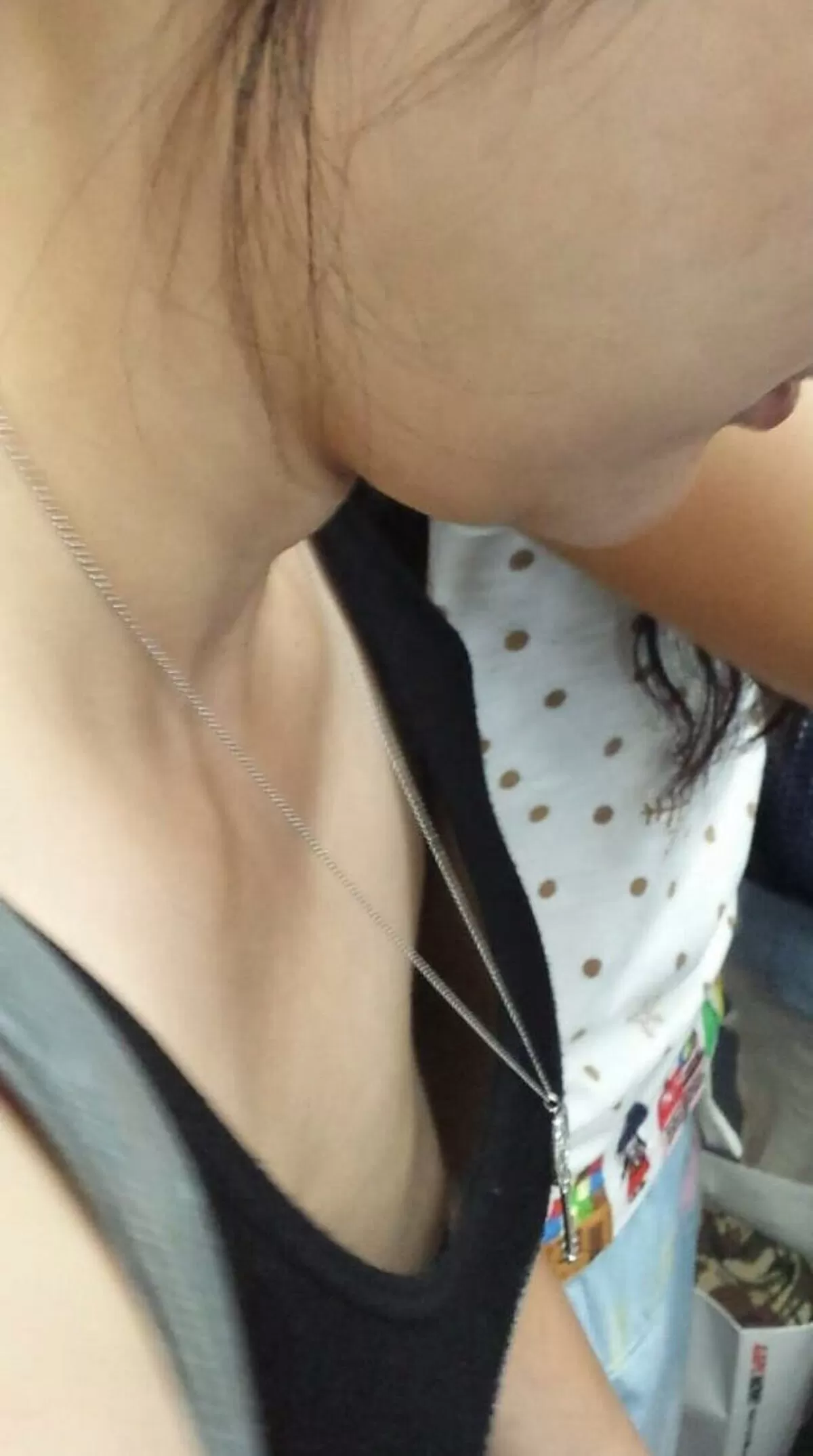 人妻胸チラエロ画像027