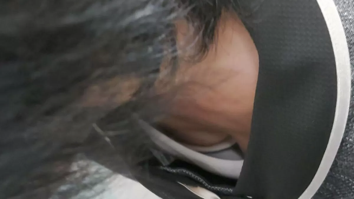 人妻胸チラエロ画像030