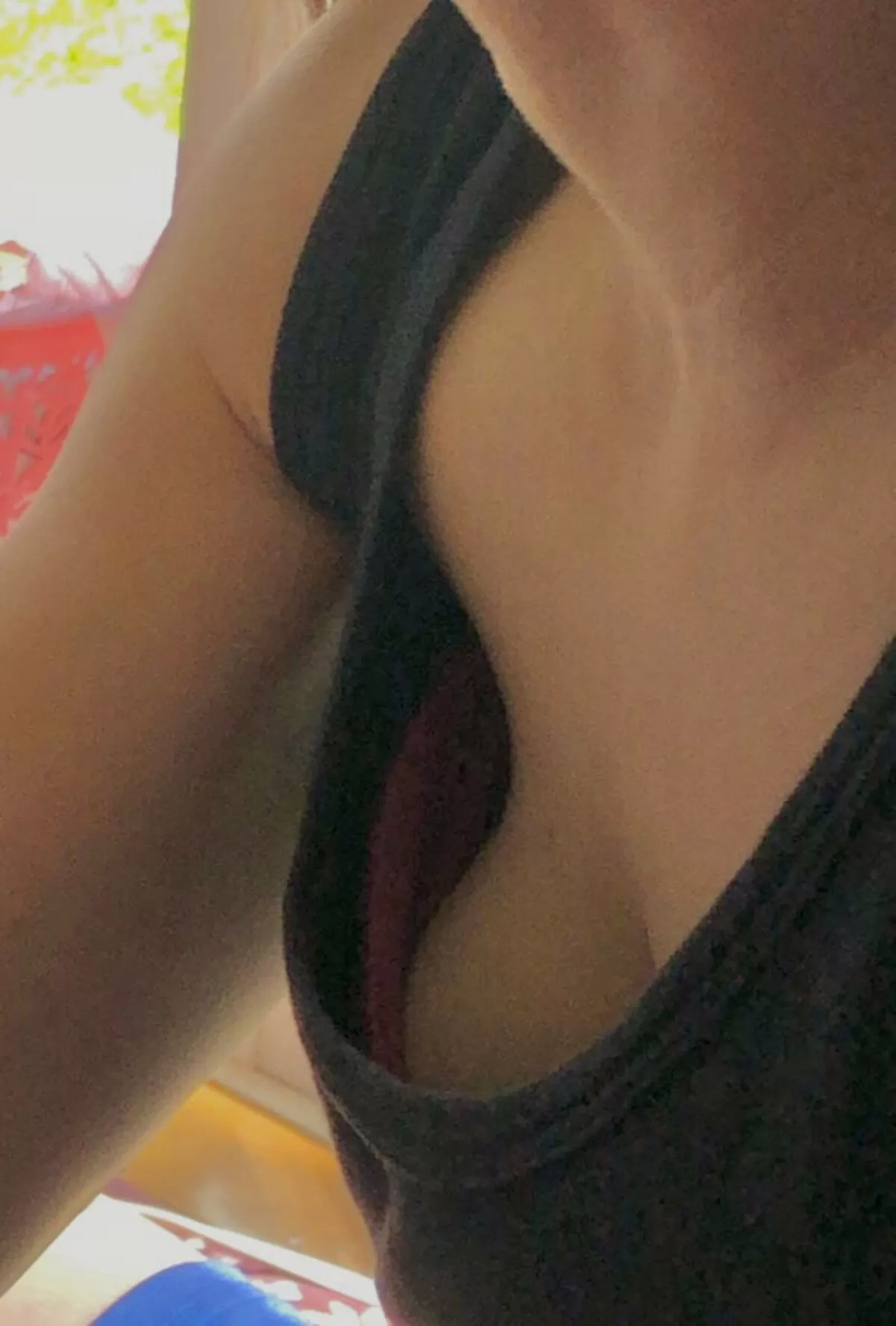 人妻胸チラエロ画像034