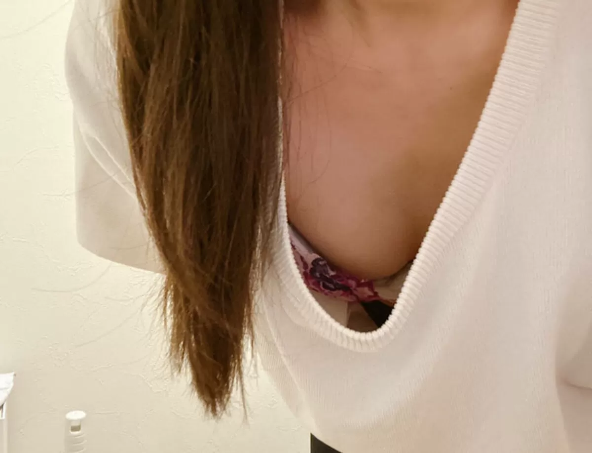 人妻胸チラエロ画像037