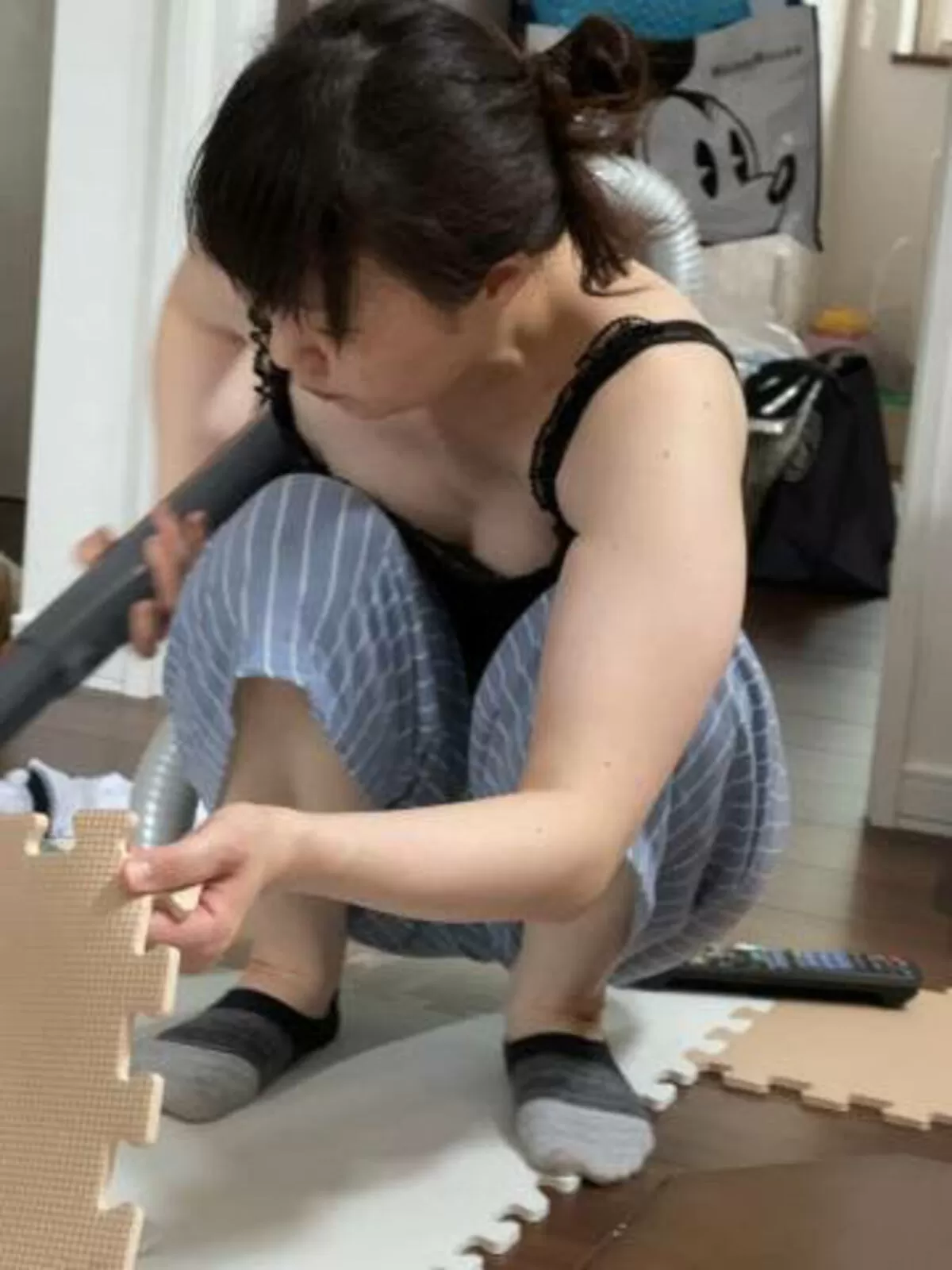 人妻胸チラエロ画像038