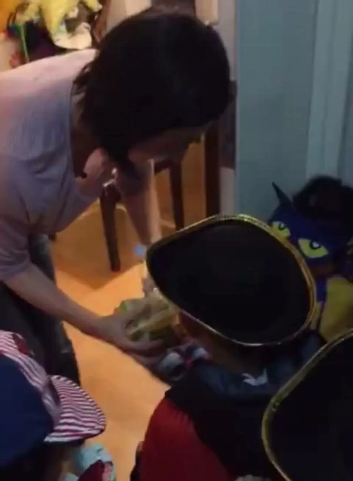 人妻胸チラエロ画像039