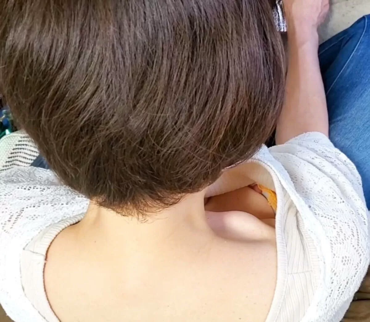 人妻胸チラエロ画像041