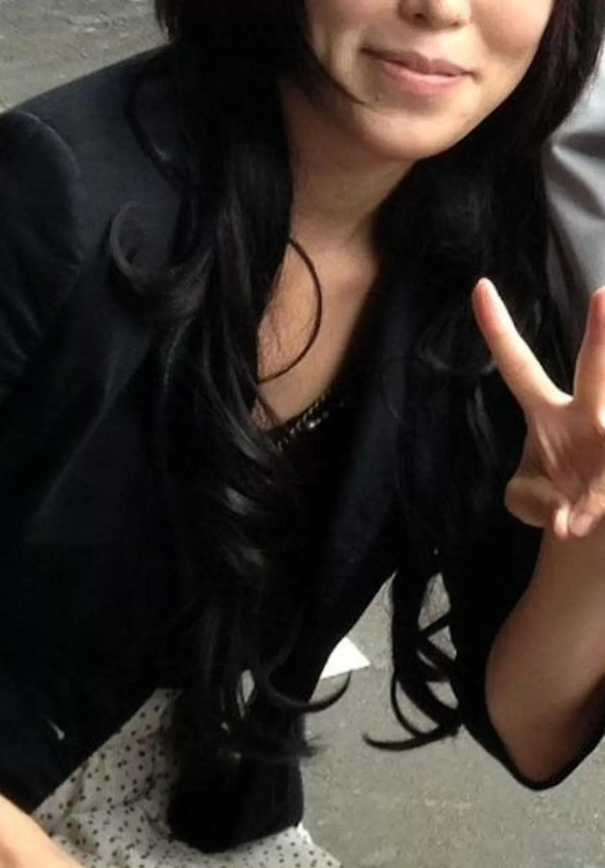 人妻胸チラエロ画像042