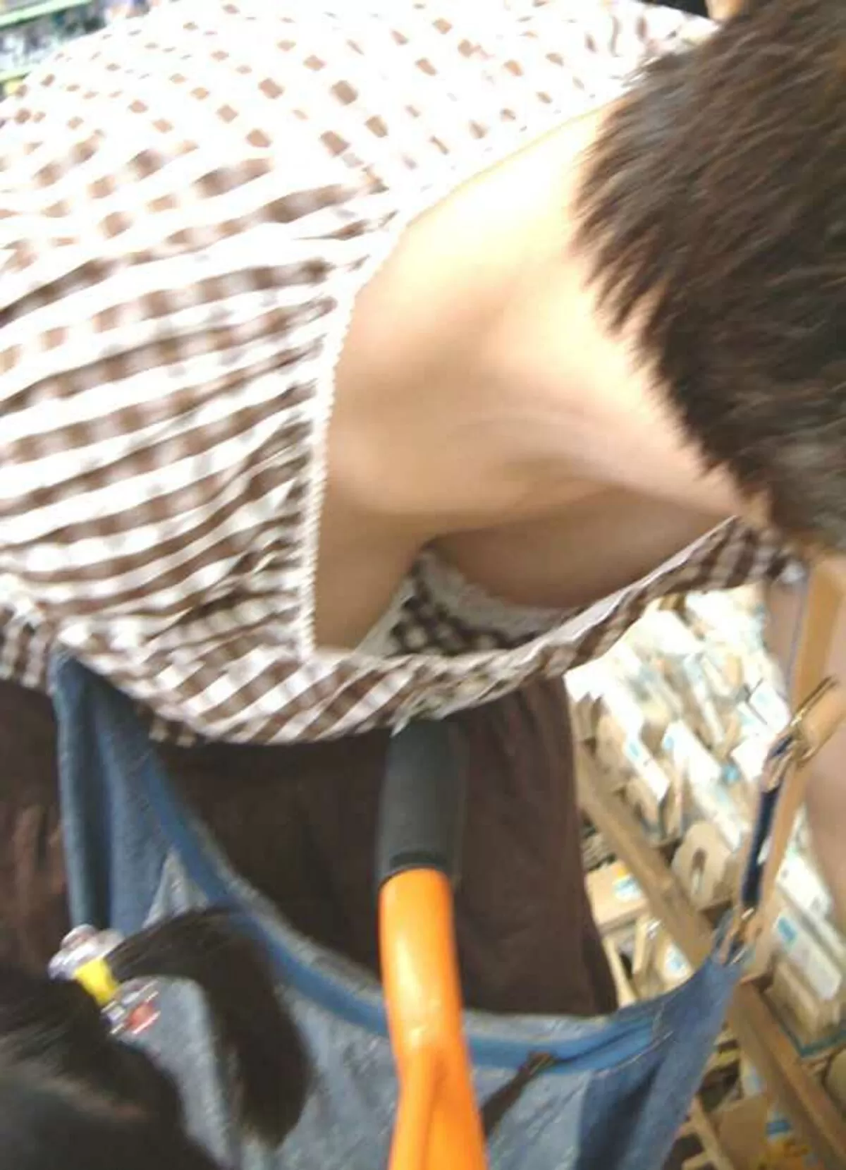 人妻胸チラエロ画像046