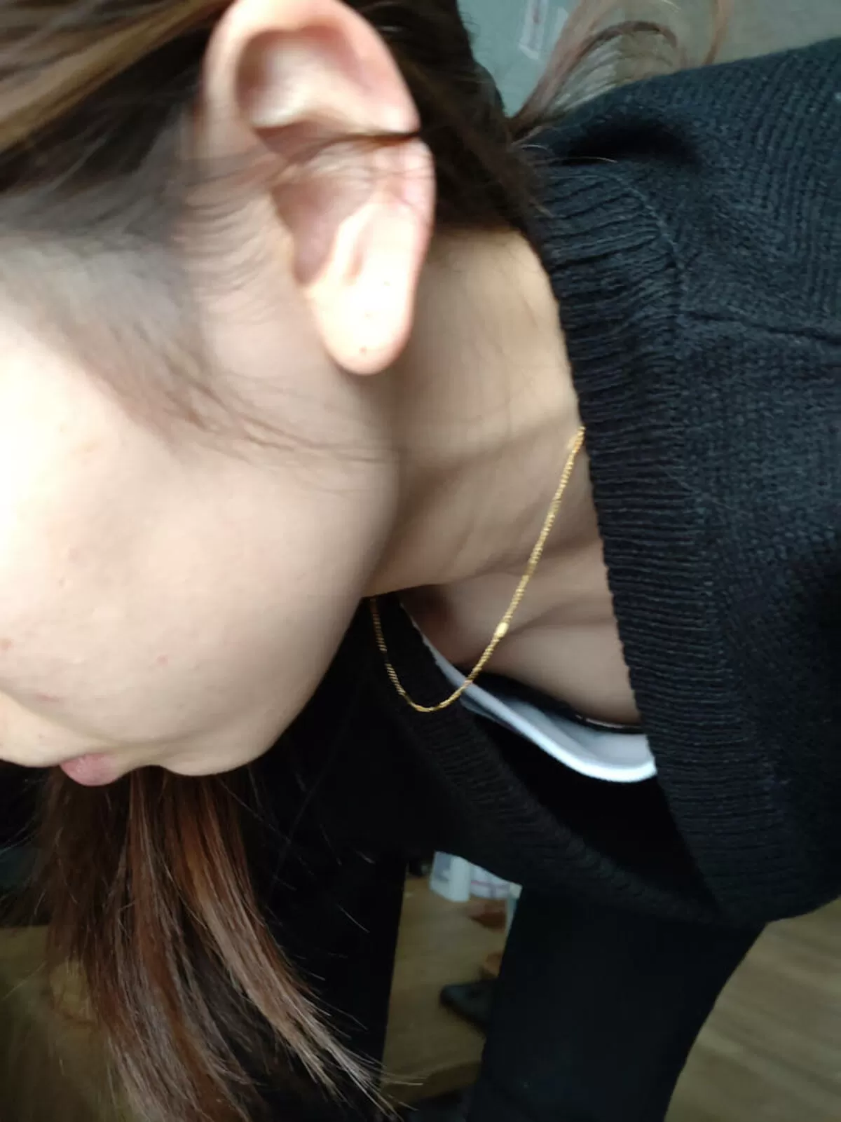 人妻胸チラエロ画像051