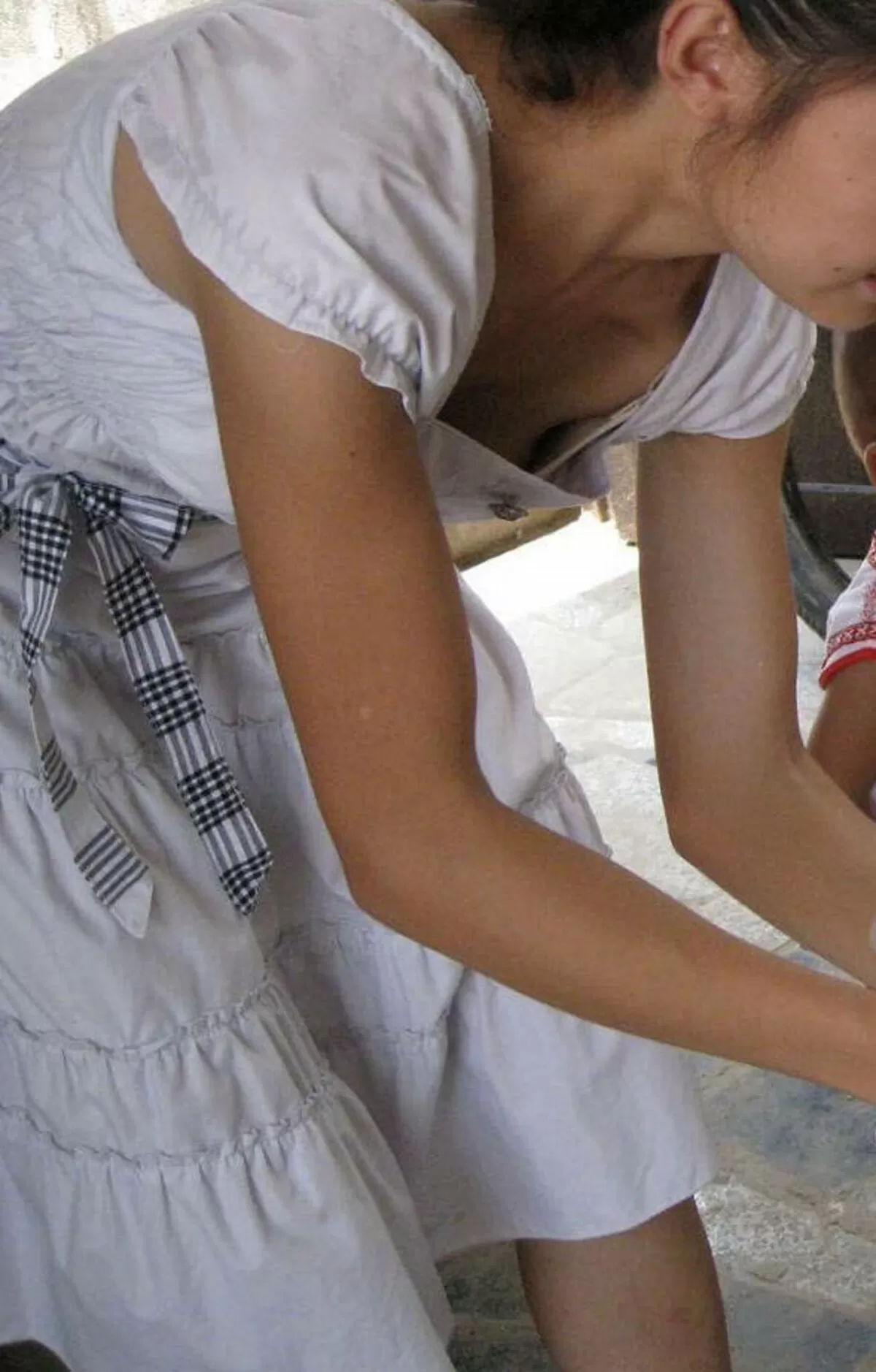 人妻胸チラエロ画像052