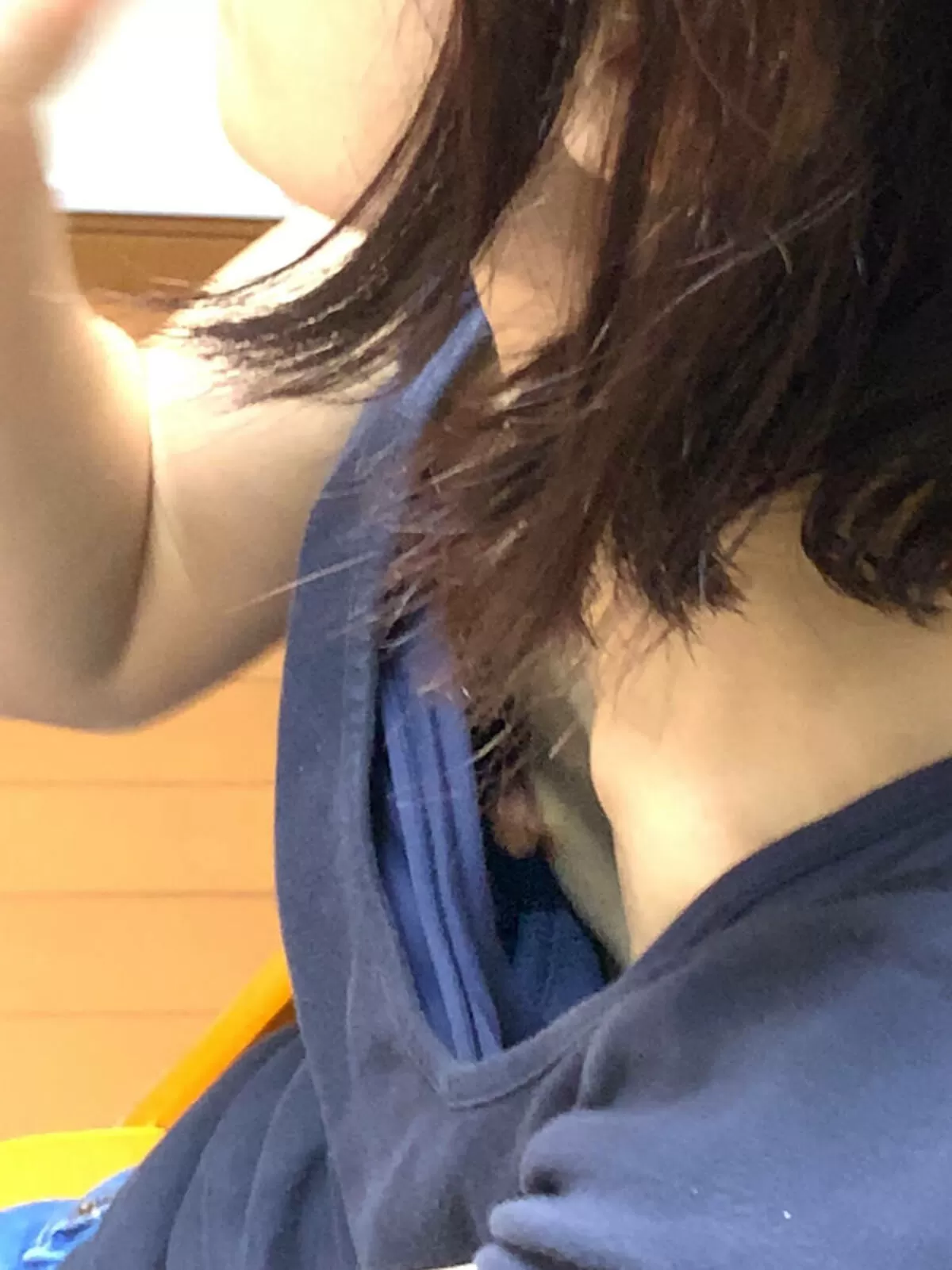 人妻胸チラエロ画像053