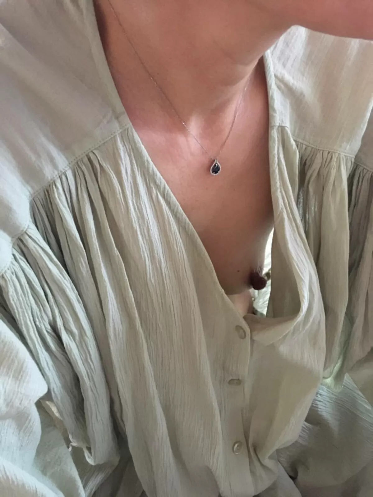 人妻胸チラエロ画像054