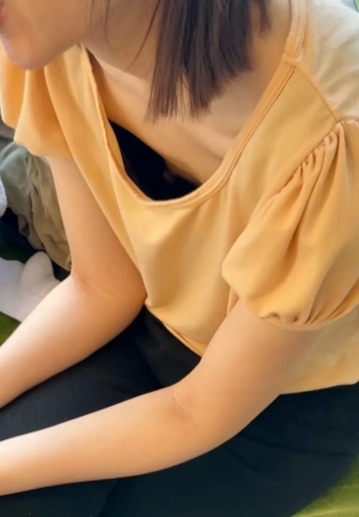 人妻胸チラエロ画像056