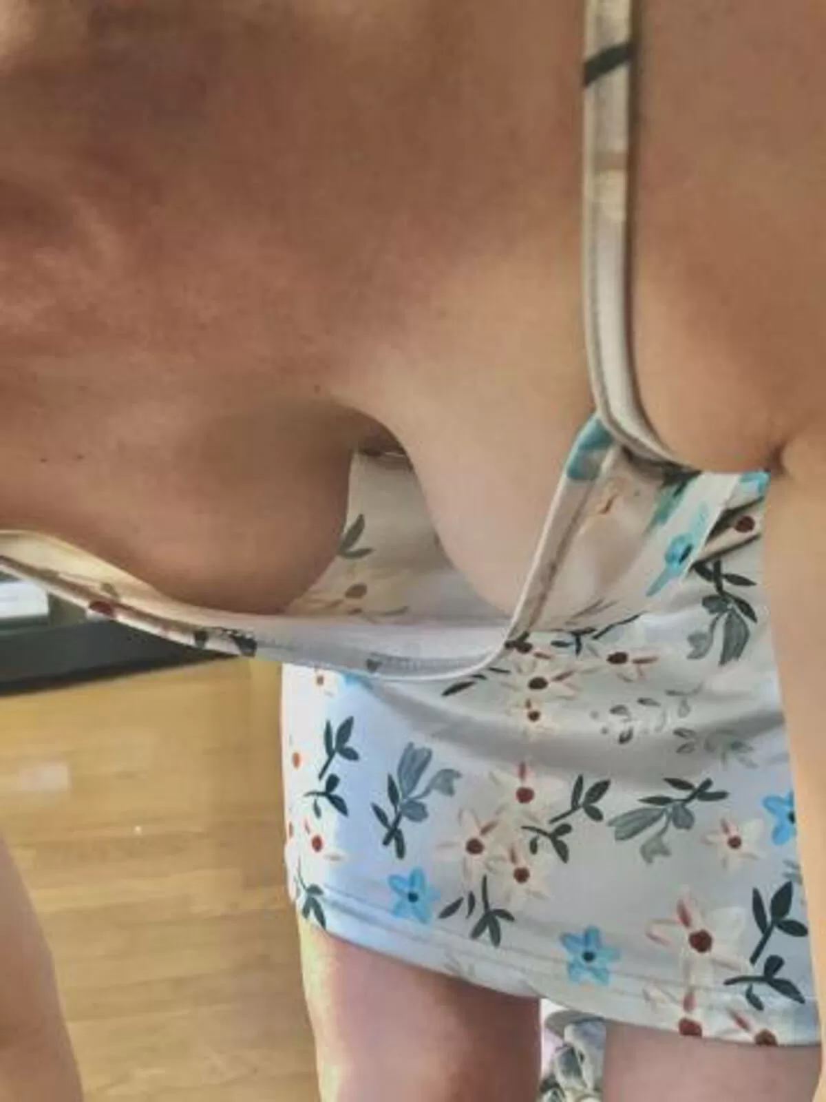 人妻胸チラエロ画像057