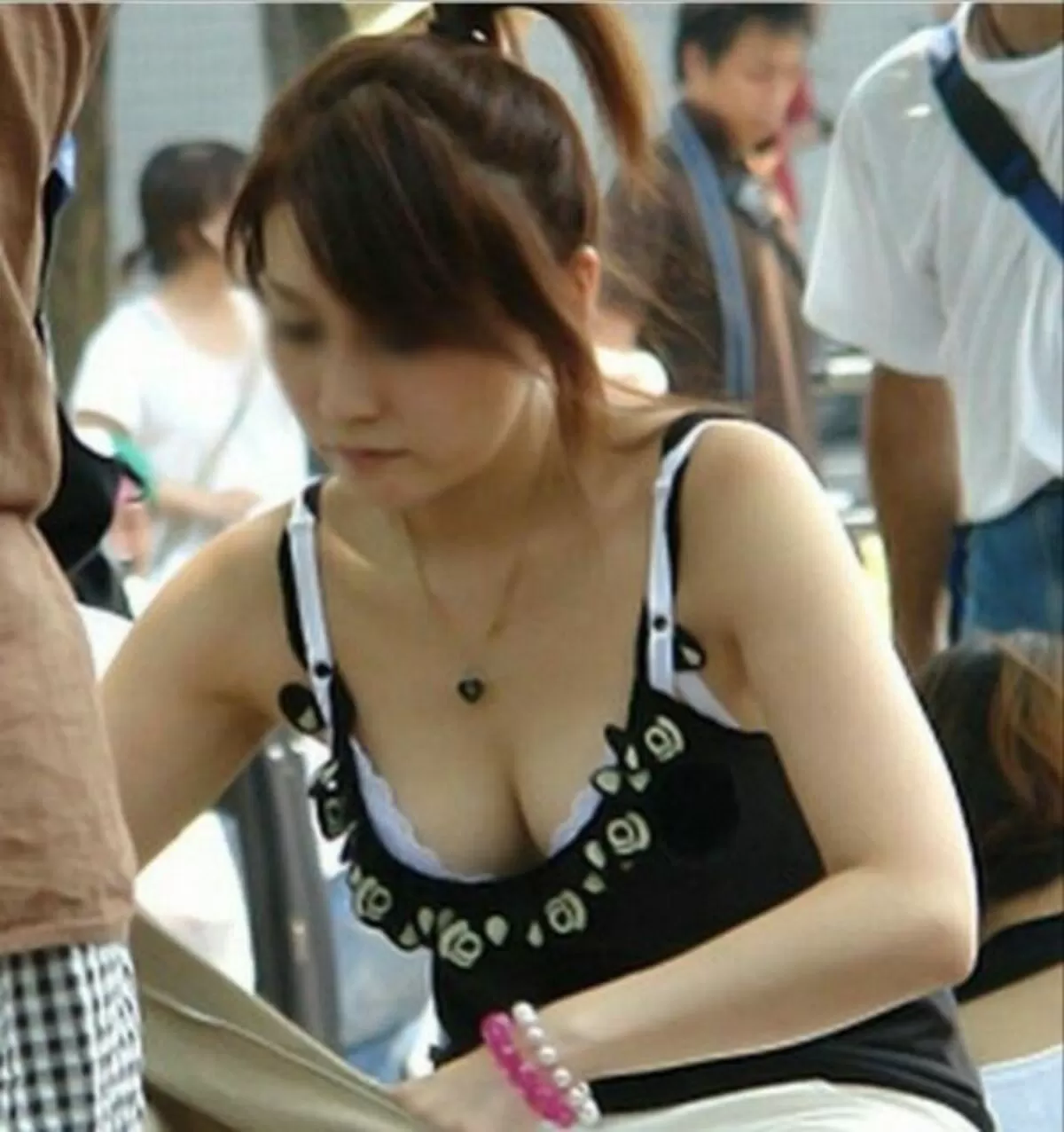 人妻胸チラエロ画像067