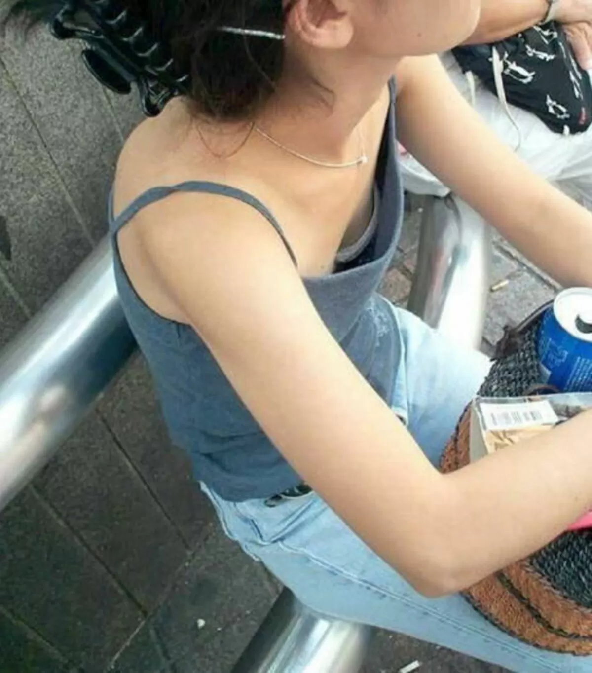 人妻胸チラエロ画像069