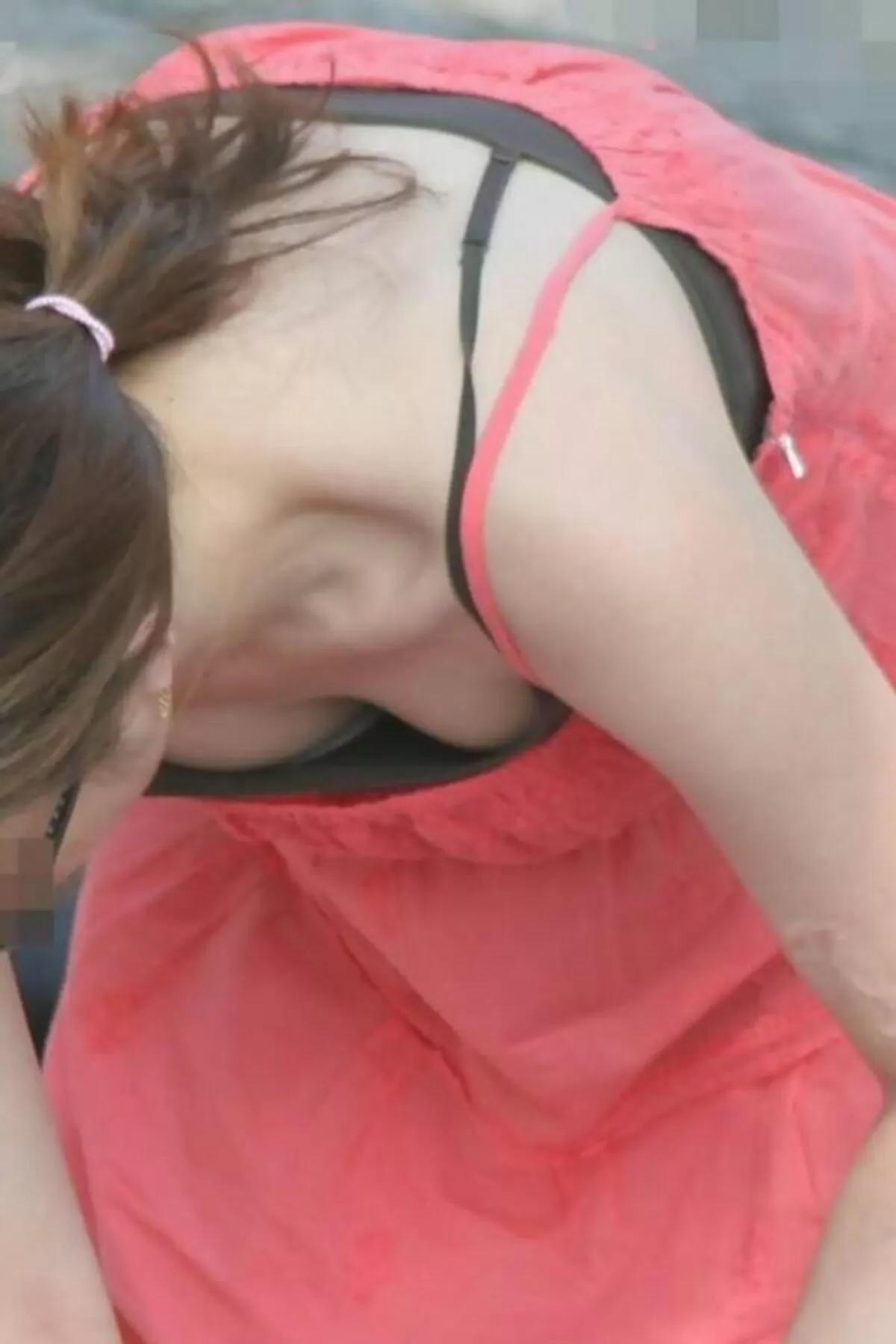 人妻胸チラエロ画像073