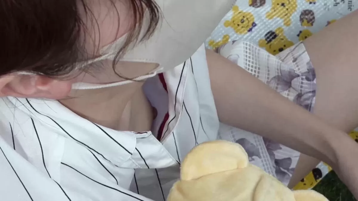 人妻胸チラエロ画像076