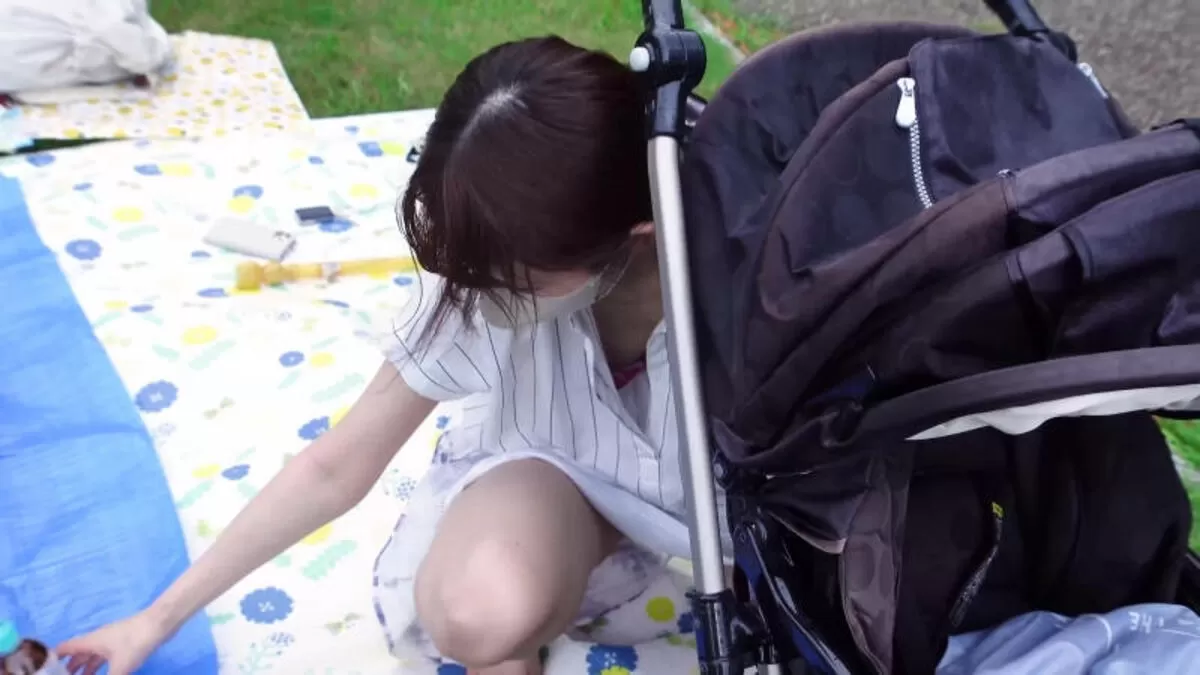 人妻胸チラエロ画像077