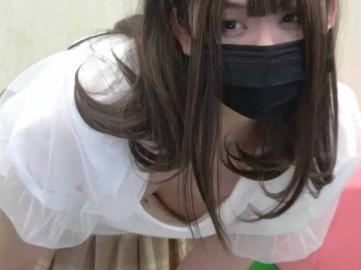 人妻胸チラエロ画像080