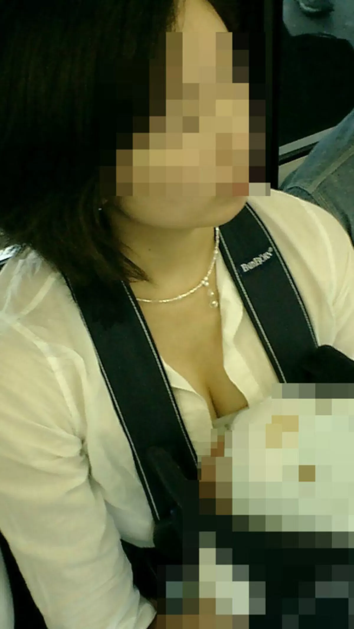 人妻胸チラエロ画像081