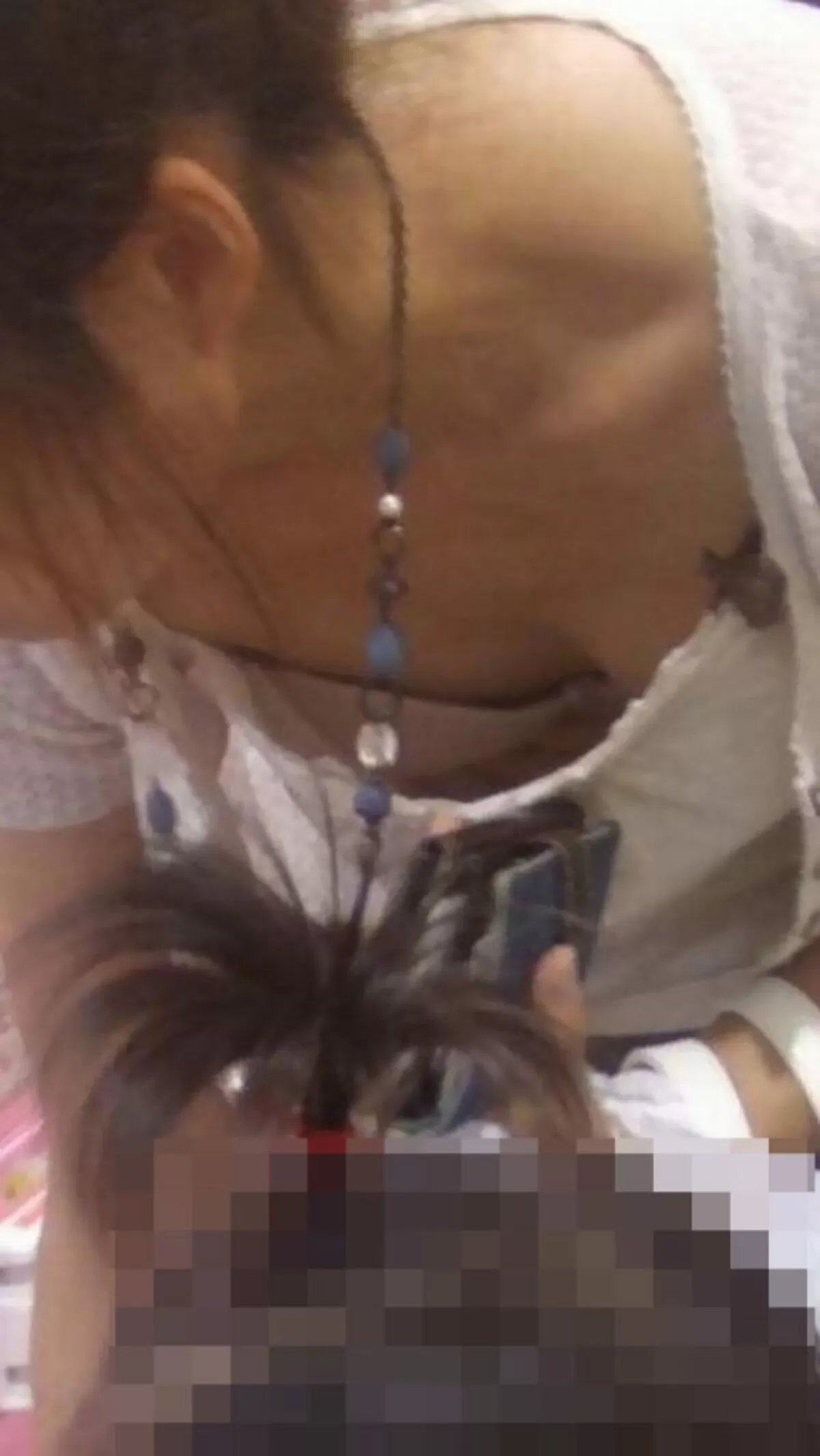 人妻胸チラエロ画像082