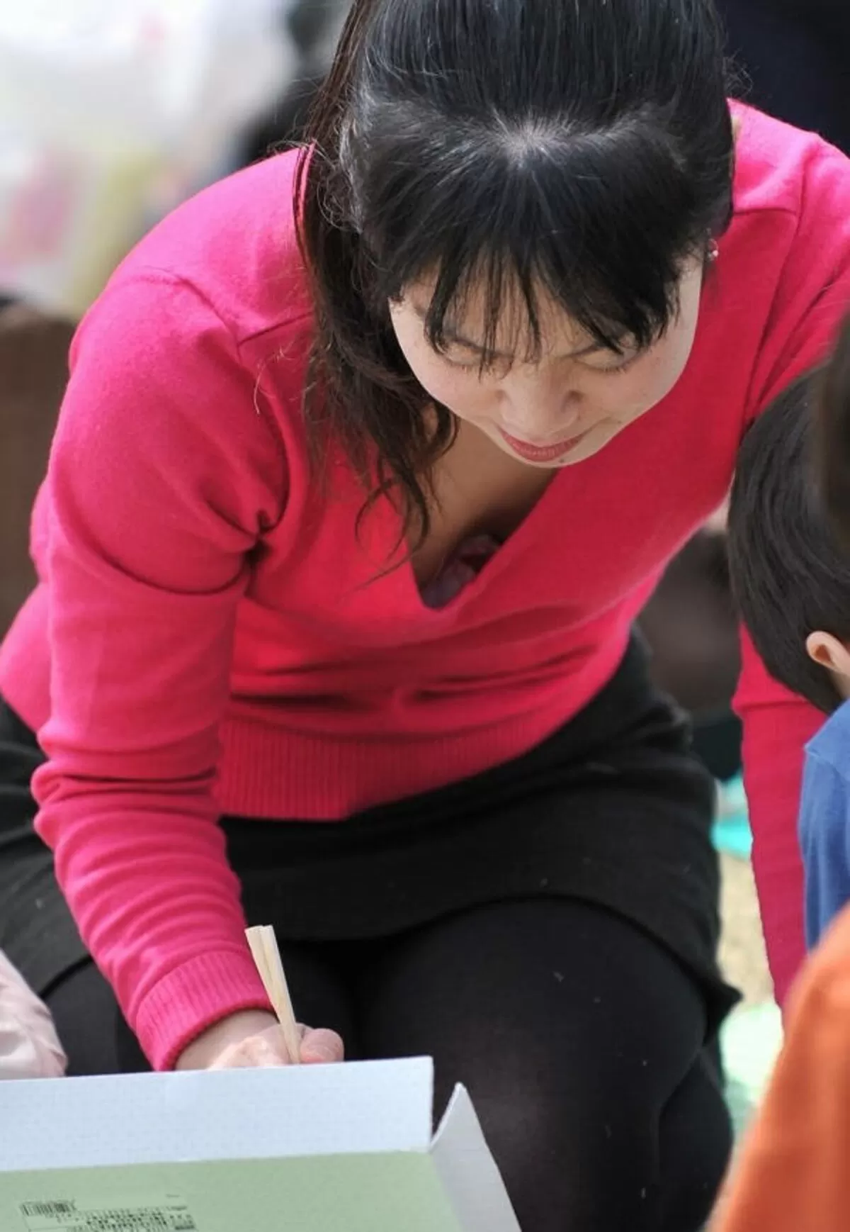 人妻胸チラエロ画像087