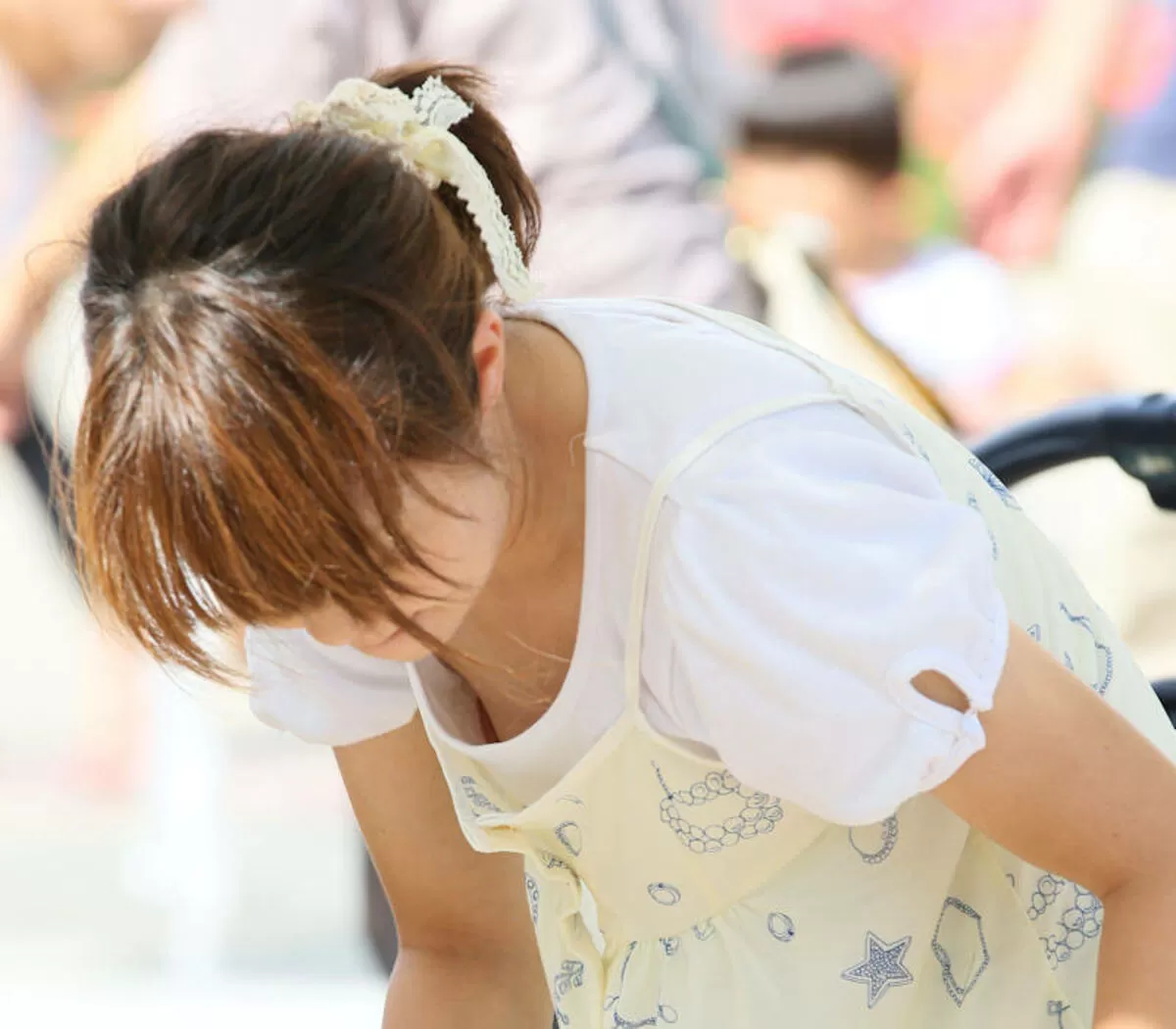 人妻胸チラエロ画像089