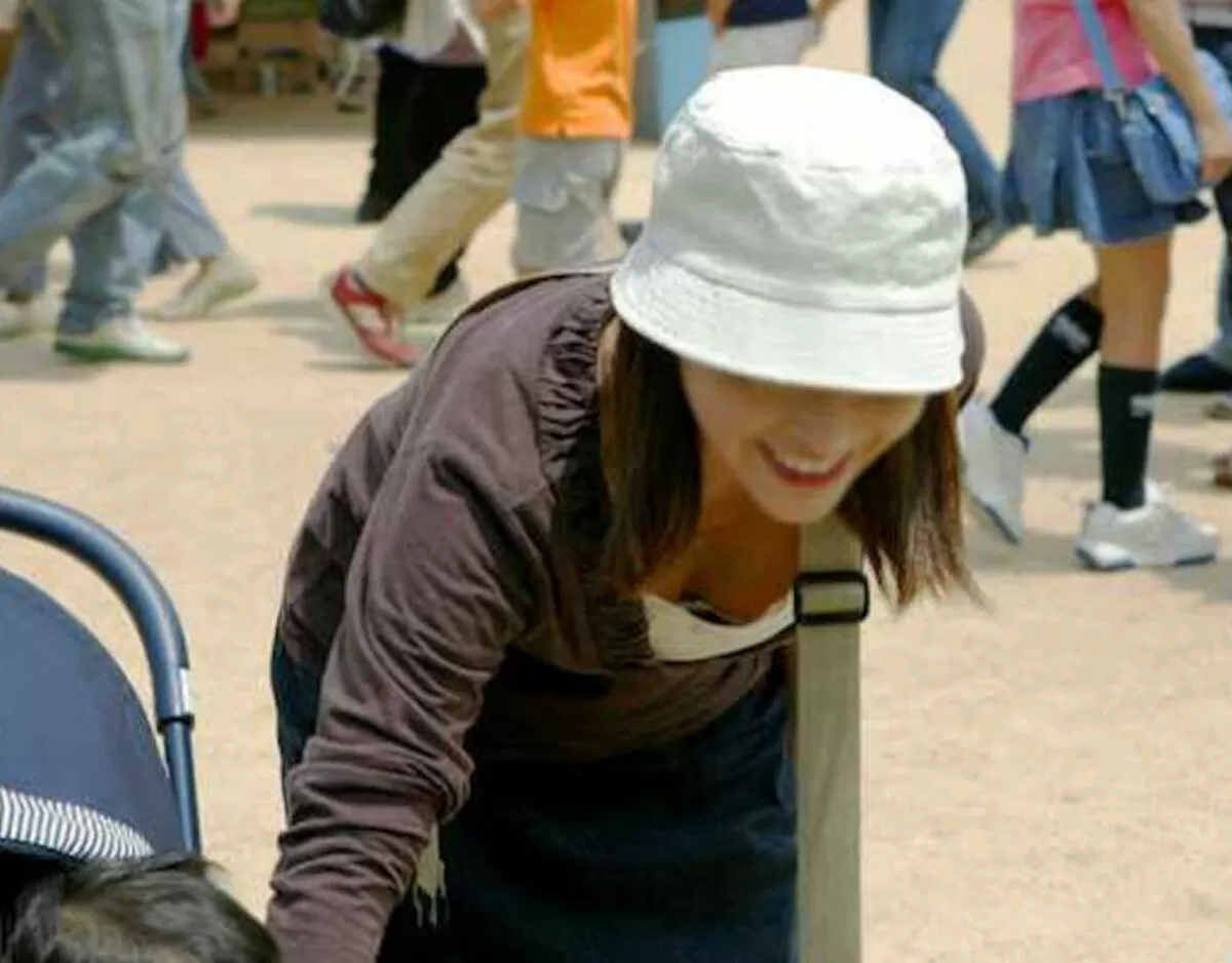 人妻胸チラエロ画像091