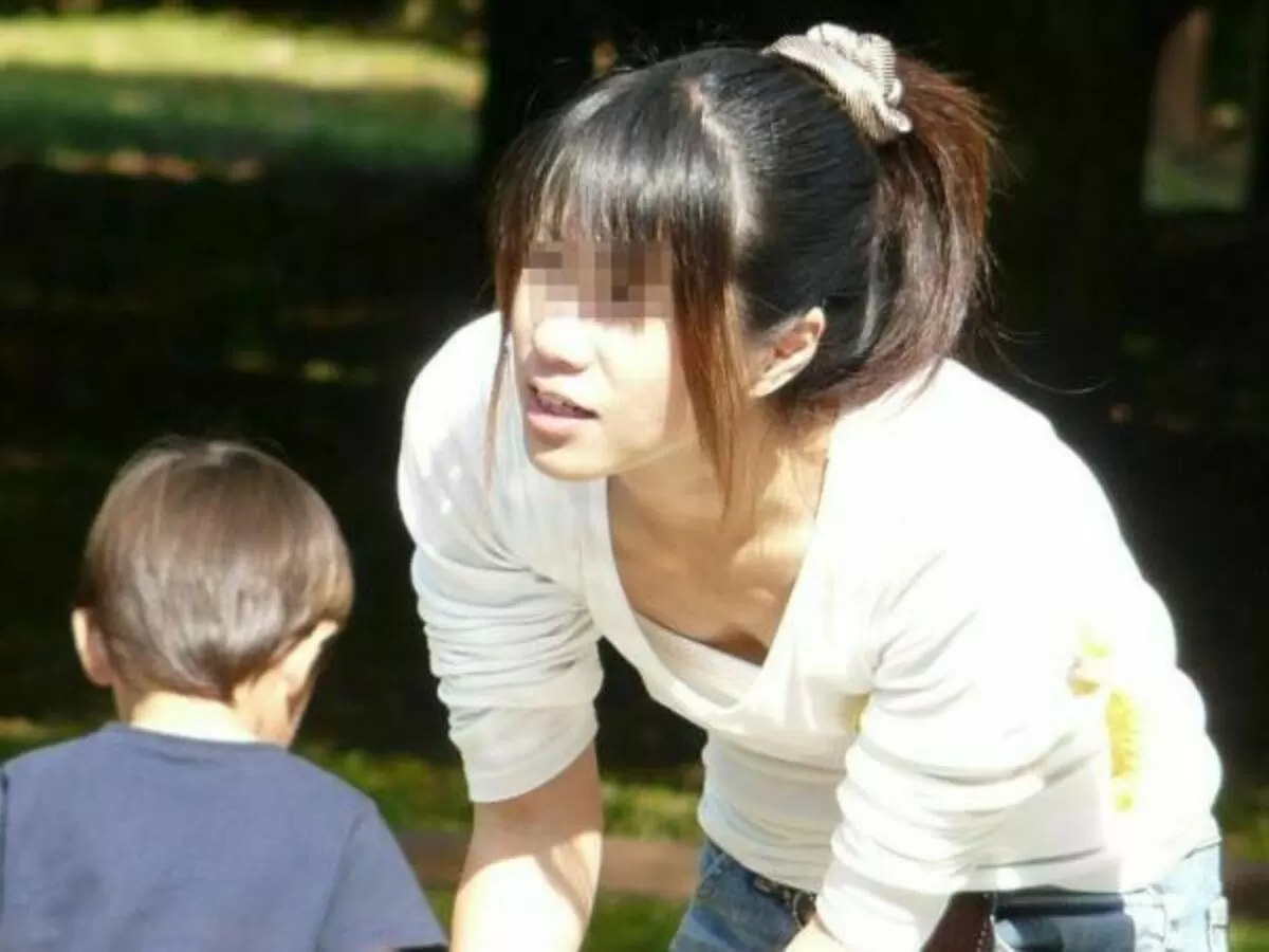 人妻胸チラエロ画像094